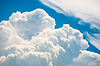 Cielo azul y varias formaciones de nubes | Foto de stock