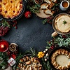 Flacher Thanksgiving-Tisch mit Leckereien und Gerichten | Stock Foto