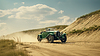 Oldtimer-Rallye-Auto in der Wüste spritzt Dreck hinein | Stock Illustration