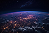 Futuristische Stadtluftaufnahme bei Nacht. Struktur von | Stock Illustration
