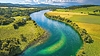 Vista aérea del río serpenteante a través de exuberante vegetación | Foto de stock