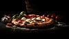 Deliciosa pizza con pepperoni, tomates y garli | Foto de stock