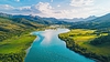 Vista aérea del río serpenteante a través de exuberante vegetación | Foto de stock