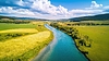 Vista aérea del río serpenteante a través de exuberante vegetación | Foto de stock