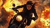 Disparo de acción con mujer en bicicleta alejándose del fuego | Foto de stock