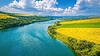 Vista aérea del río serpenteante a través de exuberante vegetación | Foto de stock