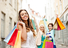 Hermosa mujer con bolsas de la compra en ctiy | Foto de stock