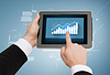 Las manos del hombre de Tablet PC conmovedora | Foto de stock