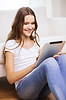 Lächelnden Teenager-Mädchen mit Tablet-PC zu Hause | Stock Foto