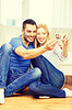 Sonriente pareja tomar la fotografía con cámara digital | Foto de stock