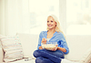 Junge Mädchen mit Popcorn bereit, Film ansehen | Stock Foto