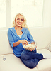 Junge Mädchen mit Popcorn bereit, Film ansehen | Stock Foto