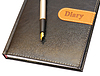 Pluma de oro que miente en el diario | Foto de stock