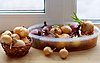 Zwiebeln in Wasser keim | Stock Foto