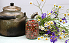 Wasserkocher, Beeren und Blumenstrauß | Stock Foto