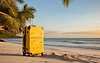 Vacaciones de viaje, maleta en la playa cerca del océano w | Foto de stock