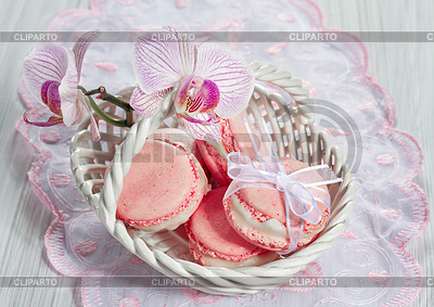 Французские Macarons с орхидей на розовом фоне | Фото большого размера |ID 4185166