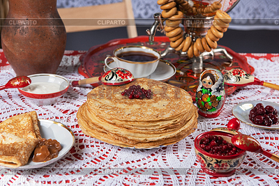 Pfannkuchen mit Beeren und Sauerrahm | Foto mit hoher Auflösung |ID 7423844