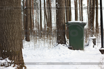 Bote de Basura Verde en el Bosque Nevado de Invierno | Foto de alta resolución |ID 7632972