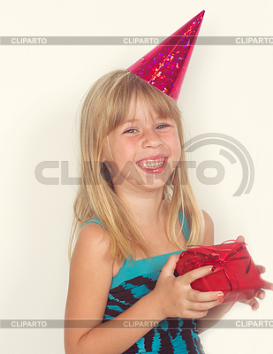 Muchacha con el regalo de cumpleaños y la tapa | Foto de alta resolución |ID 4438991