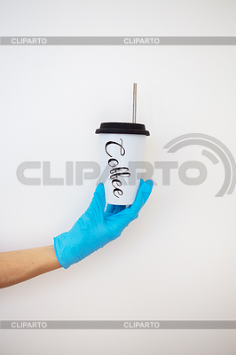 Mädchen hält in ihrer Hand Metallglas mit Kaffee. | Foto mit hoher Auflösung |ID 7003321