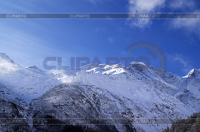 Montañas cubiertas de nieve, la luz del sol vista de la pista de esquí | Foto de alta resolución |ID 4123437