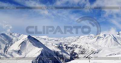 Panorama de las montañas nevadas de invierno en buen día | Foto de alta resolución |ID 4413172