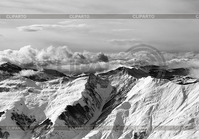 Las montañas de invierno en blanco y negro en la niebla | Foto de alta resolución |ID 4501570