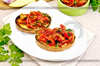 Bruschetta con verduras en placa sobre la mesa | Foto de alta resolución |ID 6080650