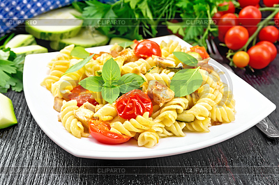 Fusilli Con Pollo Y Tomates En Placa En | Foto de alta resolución |ID 6837571