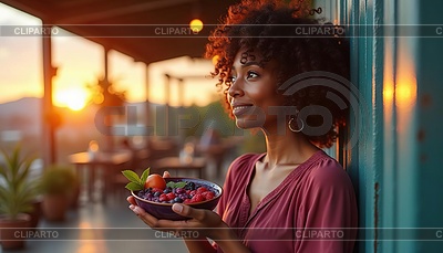 Mujer sosteniendo un tazón de bayas frescas y sonriendo en | Ilustración de alta resolución |ID 7616136