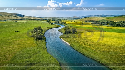 Vista aérea del río serpenteante a través de exuberante vegetación | Foto de alta resolución |ID 7633552