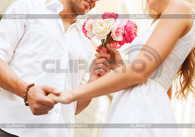 Pareja con flores en la ciudad | Foto de alta resolución |ID 4440074