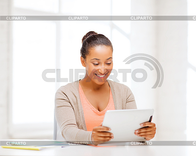 Sonriente niña estudiante con Tablet PC | Foto de alta resolución |ID 4441087