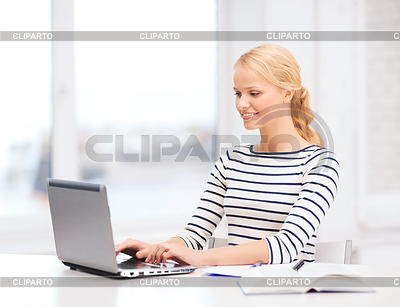 Estudiante sonriente con la computadora portátil y cuaderno | Foto de alta resolución |ID 4443641