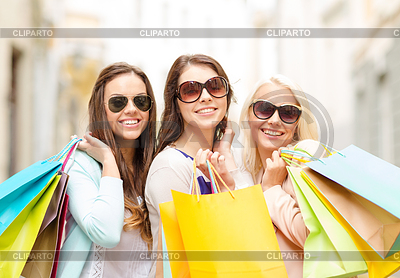 Tres niñas sonrientes con bolsas de compras en la ciudad | Foto de alta resolución |ID 4444386