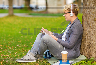 Мальчик с наушниками, Tablet PC, книг и кофе | Фото большого размера |ID 4447608