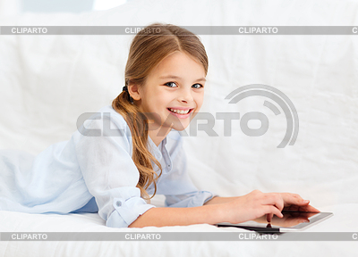 Lächelndes Mädchen mit Tablet-Computer zu Hause | Foto mit hoher Auflösung |ID 4447935