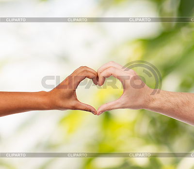 Frau und Mann Hände zeigen Herzform | Foto mit hoher Auflösung |ID 4448247