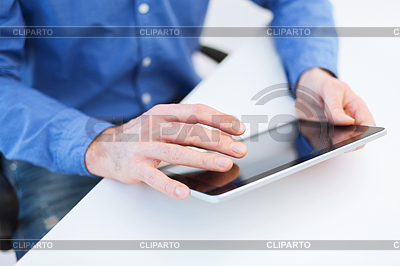 Männlich Hände arbeiten mit Tablet-PC | Foto mit hoher Auflösung |ID 4449253