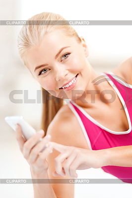 Mujer sonriente con el teléfono inteligente | Foto de alta resolución |ID 4450892