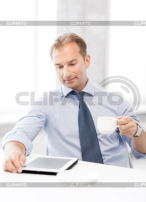 Geschäftsmann mit Tablet PC und Kaffee im Büro | Foto mit hoher Auflösung |ID 4452132