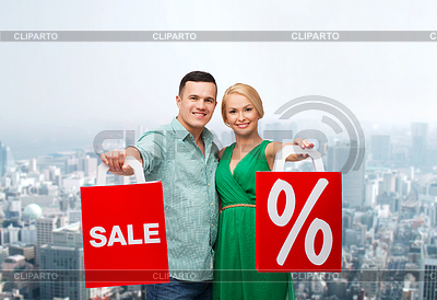 Pareja sonriente con bolsas de la compra | Foto de alta resolución |ID 4452972
