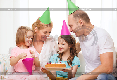 Lächelnd Familie mit zwei Kindern in Hüte mit Kuchen | Foto mit hoher Auflösung |ID 4453902
