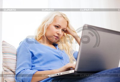 Frau mit Laptop-Computer zu Hause | Foto mit hoher Auflösung |ID 4455002