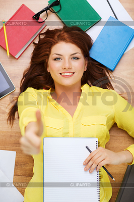Sonrisa del estudiante femenino con los libros de texto y un lápiz | Foto de alta resolución |ID 4455647