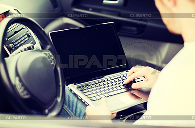 Hombre usando la computadora portátil en el coche | Foto de alta resolución |ID 4464263