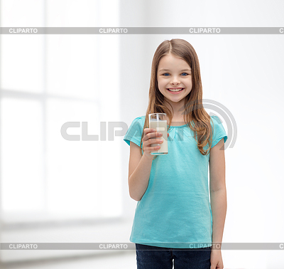 Niña sonriente con el vaso de leche | Foto de alta resolución |ID 4466469