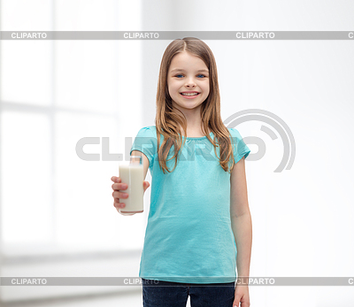 Niña sonriente dando vaso de leche | Foto de alta resolución |ID 4466471