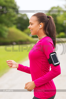 Mujer joven correr al aire libre sonriente | Foto de alta resolución |ID 4467206